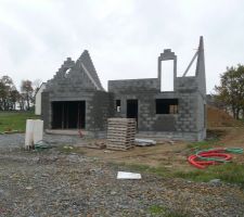 Maison &agrave; c&ocirc;t&eacute; de la mienne, mitoyenne.