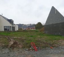 Encore mon terrain, dont la maison du voisin forme en partie la cl&ocirc;ture...