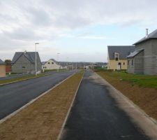 Vue g&eacute;n&eacute;rale de la voie principale du lotissement