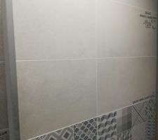 Salle de bain parentale, on ne voit pas bien mais les dessins sont bleu et gris