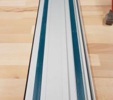 Le guide de découpe perpendiculaire a également été mis en place