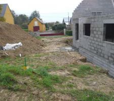 Arri&egrave;re de la maison du voisin, avec borne jaune s&eacute;parative.