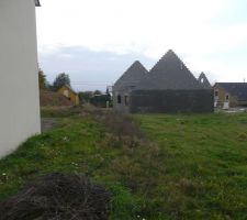 Pignon de la maison mitoyenne de la ligne de fond de parcelle