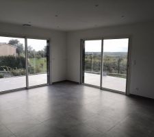 Salle a manger avec vue sur la campagne.