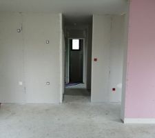 A gauche la cuisine, à droite l'emplacement du poêle