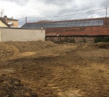 Dégagement de la terre à l'emplacement de la maison et enlèvement monticule de terre