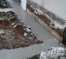 Fondation coul&eacute;e sur un terrain 
humide.