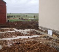 Fondation coul&eacute;e sur un terrain 
humide.