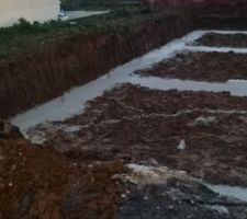 Fondation coul&eacute;e sur un terrain 
humide.