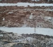 Fondation coul&eacute;e sur un terrain 
humide.