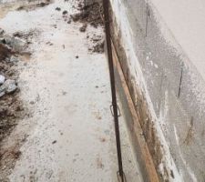 Fondation coul&eacute;e sur un terrain 
humide.