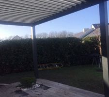 Après 6 années nous nous sommes décidés à installer une pergola bioclimatique.Les températures excessives estivales ne nous permettaient plus de profiter au maximum de notre terrasse .Premiere chose importante la pergola ne diminue pas la lumière intérieure .L?aspect est superbe et n?aimes donc très satisfait de notre artisan .Nous allons désormais attendre l?été pour en savoir plus