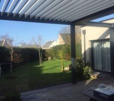 Après 6 années nous nous sommes décidés à installer une pergola bioclimatique.Les températures excessives estivales ne nous permettaient plus de profiter au maximum de notre terrasse .Premiere chose importante la pergola ne diminue pas la lumière intérieure .L?aspect est superbe et n?aimes donc très satisfait de notre artisan .Nous allons désormais attendre l?été pour en savoir plus