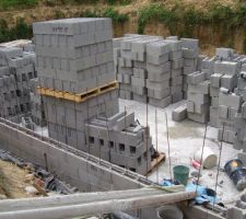 Début de montage des blocs à bancher.
On peut voir en bas de l'image le système ingénieux pour faire descendre le béton !