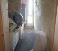 Future douche :
Retrait du carrelage sur 1 mur et le sol