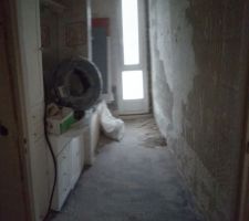 Future douche :
Retrait du carrelage sur 1 mur et le sol