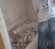Future douche :
Retrait du carrelage et de la baignoire