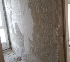 Future douche :
Retrait de la colle et passage de câbles élec