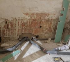 Future douche :
Baignoire retirée, préparation des passages d'évac et arrivées d'eau