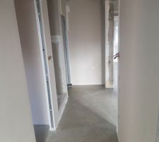 L'entr&eacute;e , &agrave; gauche les WC , puis le mini dressing avec acc&egrave;s sur le garage