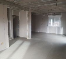 Vue sur la salle &agrave; manger et au fond le salon