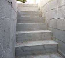 L'escalier du sous sol béton 1/4 tournant.
Le premier que je fais. Je suis plutôt content du résultat.