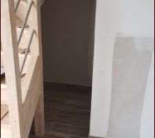 Finition cloison sous escalier