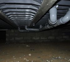 Vue des évacuations dans vide sanitaire