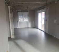 Salle &agrave; manger et petit morceau de cuisine