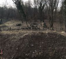Vivement que cette grosse bute de terre soit retiré pour que l on puisse apprécier la surface du jardin