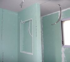 Encore une photo de la salle de bain de la suite parentale : les câbles pour l'éclairage  de la niche de la douche ont été rajoutés.