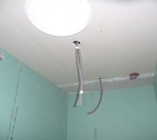 La salle d'eau d'une des suites de l'étage, avec un puits de lumière car elle n'a pas d'ouverture.
