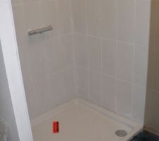 Avec le receveur de douche en place