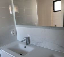 Doubles vasques en verre blanc, carrelage marbré, nos ados adorent !