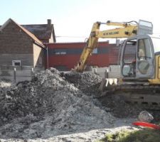 Intervention de FM Services pour évacuation des terres en excès.Du beau travail avec un grutier précis ...