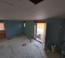Placage du plafond et début des murs RdC