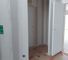 L'entrée avec accès salle de jeux et le placard.