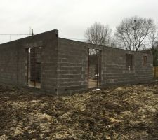 De gauche à droite : salle à manger, cuisine, SDB, cellier.