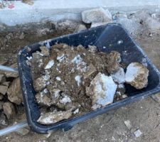 Nettoyage 4 - une brouette de reste de plâtre jetés devant le garage