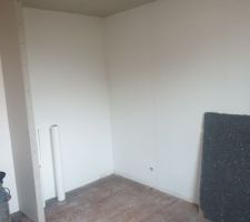 1 er etage, chambre yoan , premier pas avec de la toile à renover ( prenez du 220g cela cache mieux les petits defauts du murs) , creation du placard