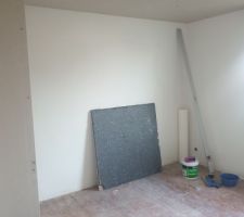 1 er etage, chambre yoan , toile à renover au top chambre fini