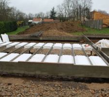 Pose des poutrelles de 4m30 (90kg), et 1ère travée d'entrevous polystyrène (beurk mais bon, on a du faire des choix techniques et des compromis)