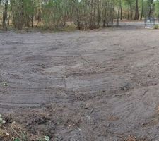 Voici le terrain d&eacute;bois&eacute; avec l'acc&egrave;s chantier. &Ccedil;a fait de la place!!