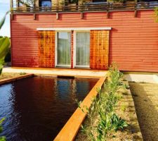 Vu de la piscine eau naturel sur fenêtres des chambres