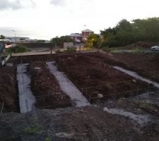 Entre deux fines pluies ils ont pu couler les fondations...