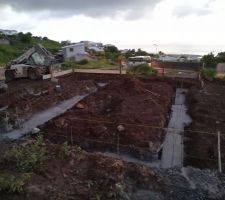 Entre deux fines pluies ils ont pu couler les fondations...