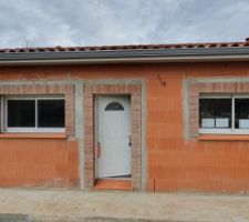 Les briques de parement sont posées à l'avant de la maison aussi