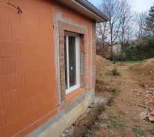 Briques de parement de la porte-fenêtre de la chambre parentale vue depuis la baie vitrée