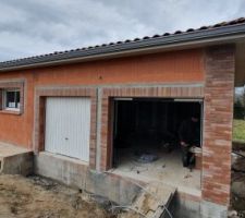 Les briques de parement de l'avant de la maison