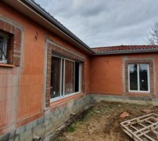 Encore une photo de la baie vitrée et de l'arrière de la maison.